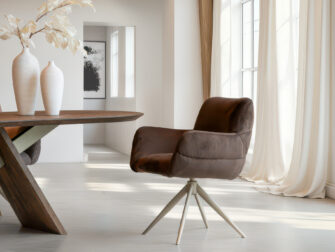 Eetkamerstoel Naxos - Eppic select manilla brown - onderstel t - metaalkleur sunstone Fluwelen eetkamerstoel in donkerbruin met een minimalistisch draaionderstel in beige tint