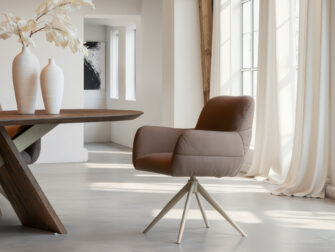 Eetkamerstoel Naxos - Eppic select moric brown - onderstel t - metaalkleur sunstone Zachte eetkamerstoel in warm taupe met een licht metalen kruispootonderstel