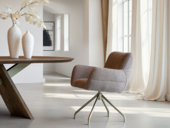 Eetkamerstoel Naxos - Eppic select rimo taupe - onderstel a - metaalkleur champagne Comfortabele kuipstoel in aardetinten op een draaibare, metalen voet