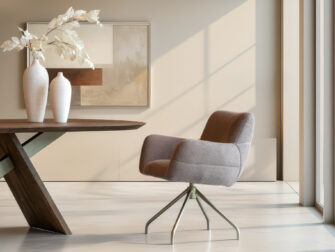 Eetkamerstoel Naxos - Eppic select rimo taupe - onderstel a - metaalkleur champagne Stijlvolle draaistoel met comfortabele armleuningen