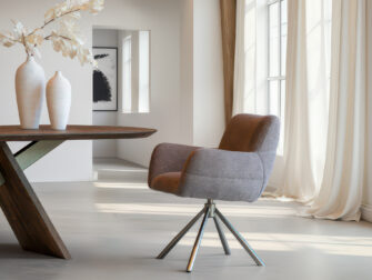 Eetkamerstoel Naxos - Eppic select rimo taupe - onderstel c - metaalkleur champagne Elegante eetkamerstoel met comfortabele zit en modern gekleurd onderstel