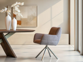 Eetkamerstoel Naxos - Eppic select rimo taupe - onderstel c - metaalkleur champagne Eetkamerstoel met royale zitting en zachte stoffering