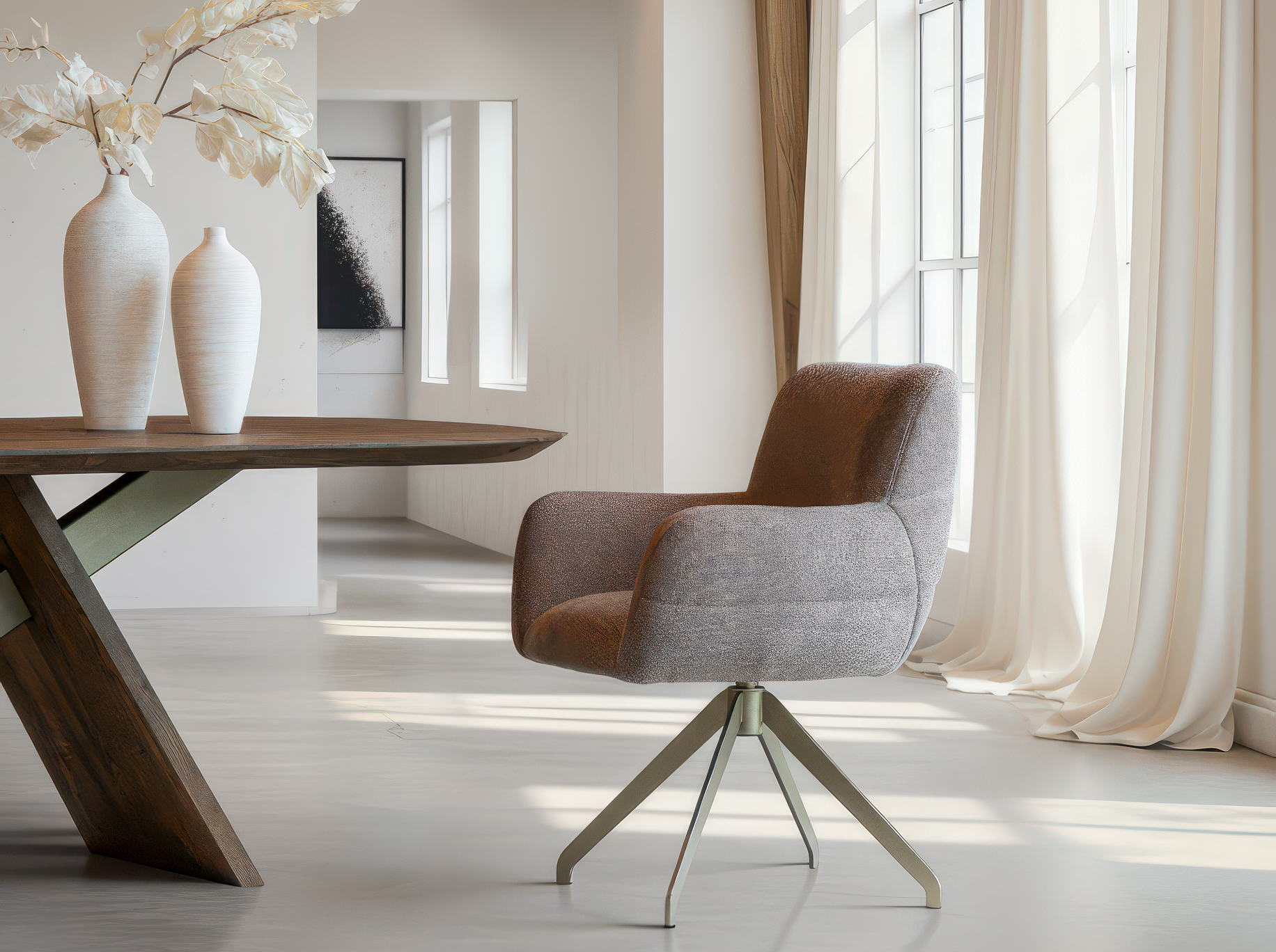 Zitstoel in warme tinten met strak, donker onderstel in moderne look