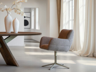 Eetkamerstoel Naxos - Eppic select rimo taupe - onderstel g - metaalkleur champagne Eetkamerstoel met diepe zit in taupe kleurige stof en licht metalen kruisframe