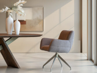 Eetkamerstoel Naxos - Eppic select rimo taupe - onderstel r - metaalkleur champagne Stijlvolle eetkamerstoel met zachte zitting en stevige metalen poot