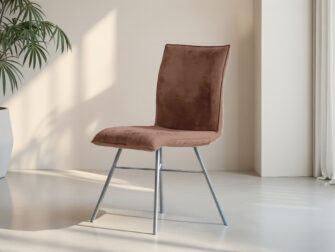 Tijdloze stoel met comfortabele rugleuning en zwart metalen onderstel