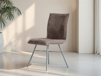 Design eetkamerstoel met zachte stoffering en stevige kruisvoet