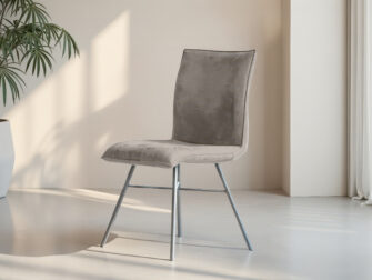 Suède eetkamerstoel met metalen kruisframe en comfortabele zit