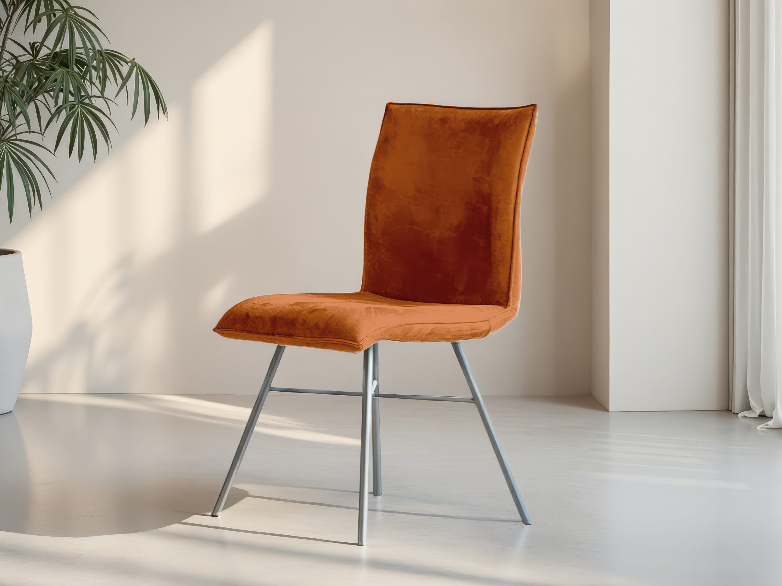 Luxe cognac eetkamerstoel met ronde poten en comfortabele zitkuip