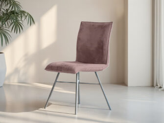 Lichtroze eetkamerstoel met kruisframe en comfortabele zitting