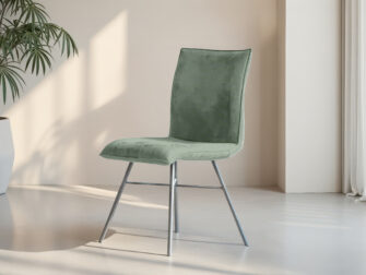 Groene eetkamerstoel met suède bekleding en ronde poten