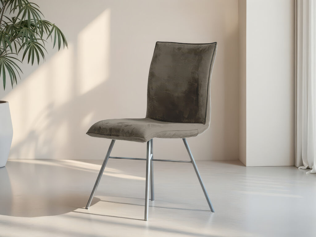 Moderne eetkamerstoel met comfortabele zitting en zwart metalen onderstel