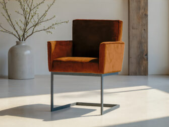 Eetkamerstoel met armleuningen en strak metalen frame