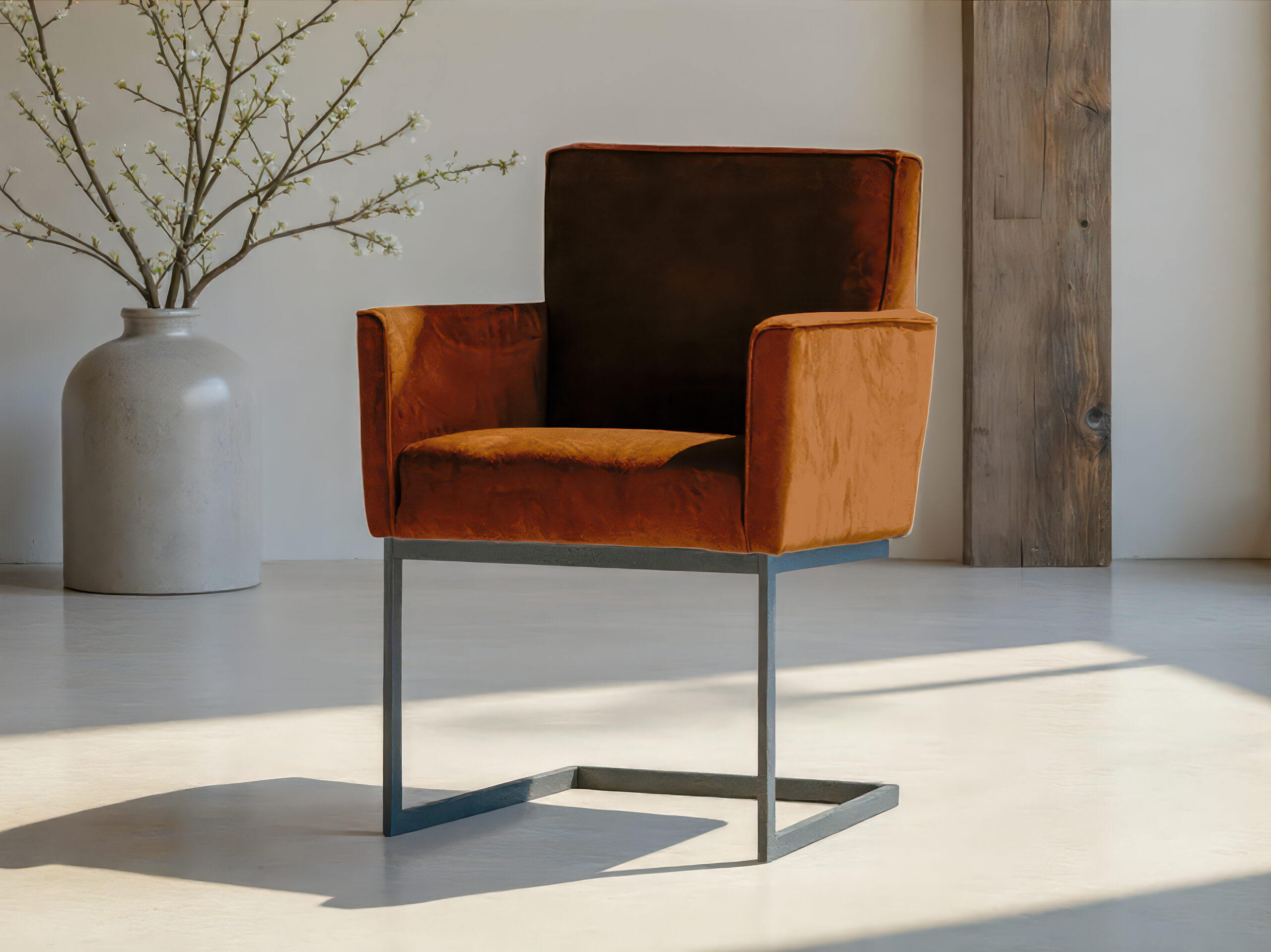 Eetkamerstoel met armleuningen en strak metalen frame