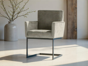 Eetkamerstoel met rechte rug en moderne vorm