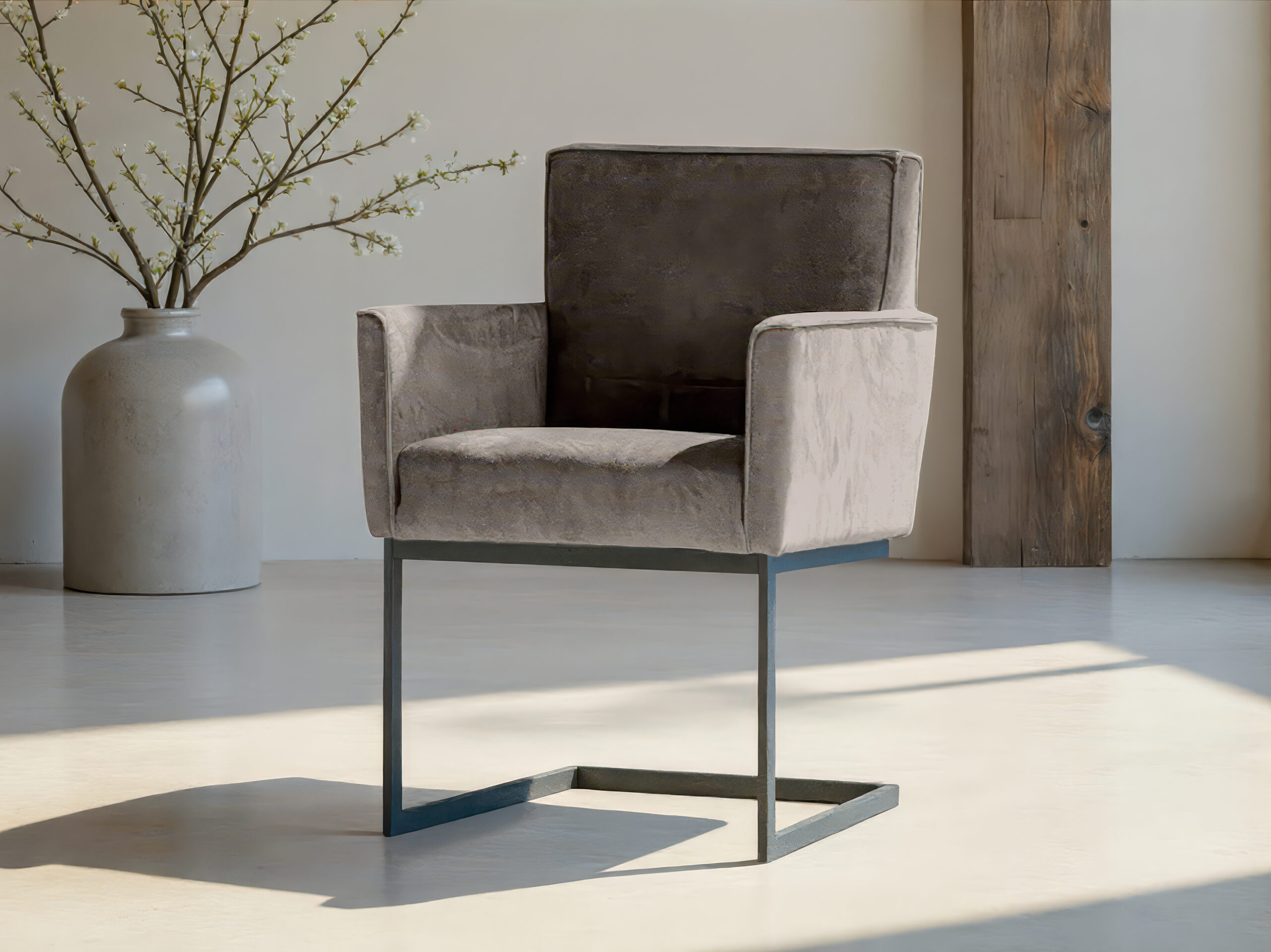 Eetkamerstoel met armleuningen en strak design