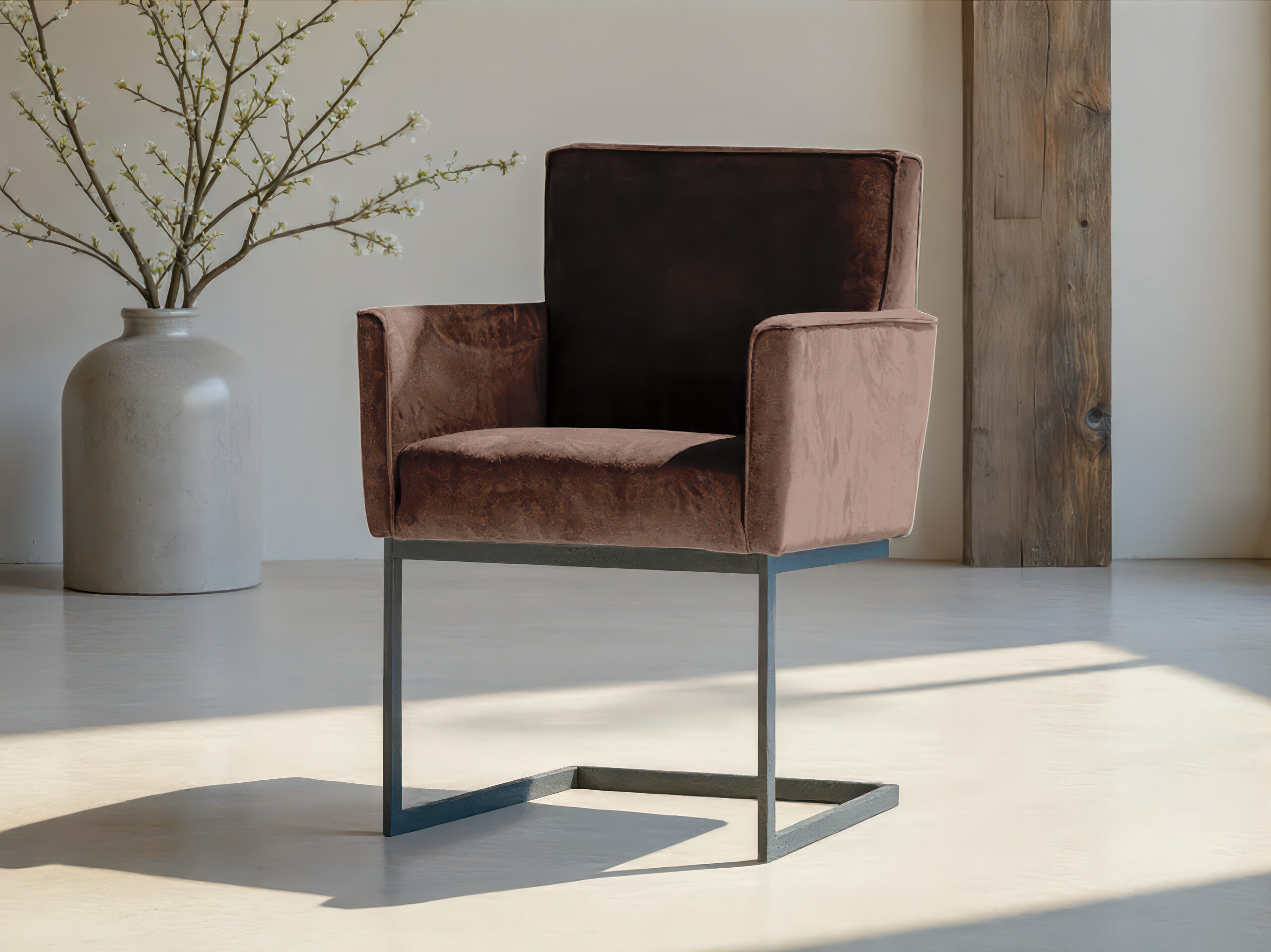 Eigentijdse eetkamerstoel met stevige poten