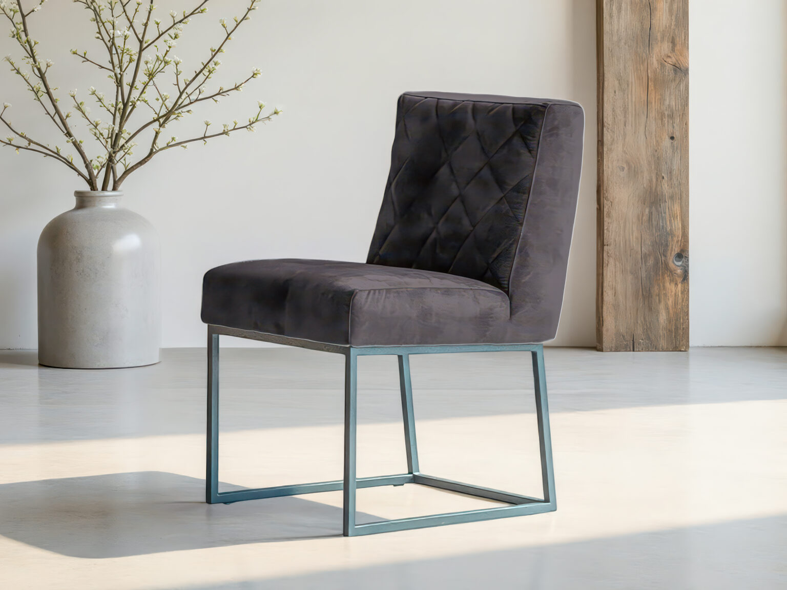 Eetkamerstoel met moderne zitting en metalen sledepoot