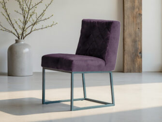 Moderne eetkamerstoel met lage rugleuning