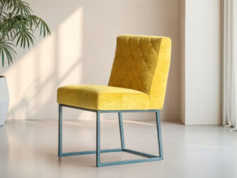 Designstoel met gestoffeerde zitting en metalen onderstel