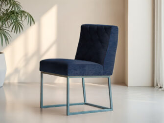 Gestoffeerde eetkamerstoel met rechte rug en minimalistisch design