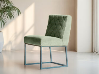 Gestoffeerde stoel met rechte rug en stevige basis