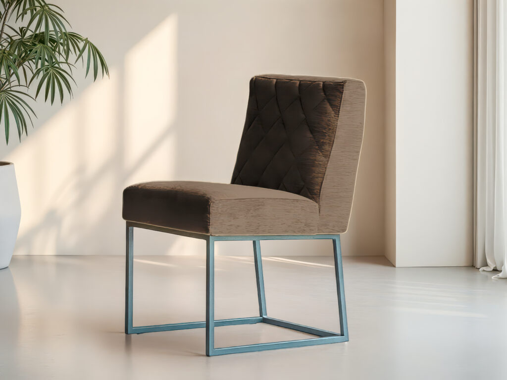 Eetkamerstoel met gestikte rug en metalen poten