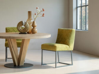 Moderne stoelen gepresenteerd bij houten eettafel