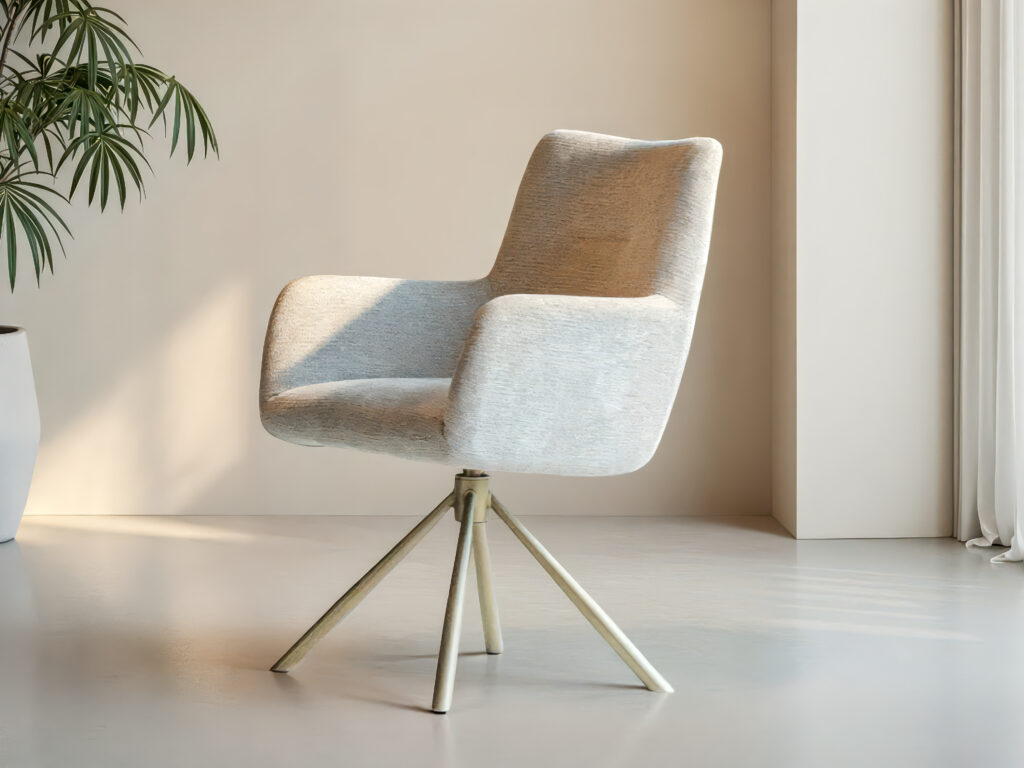 Comfortabele beige eetkamerstoel met metalen onderstel