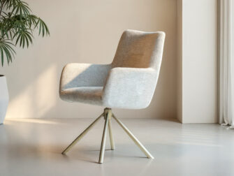 Comfortabele beige eetkamerstoel met metalen onderstel