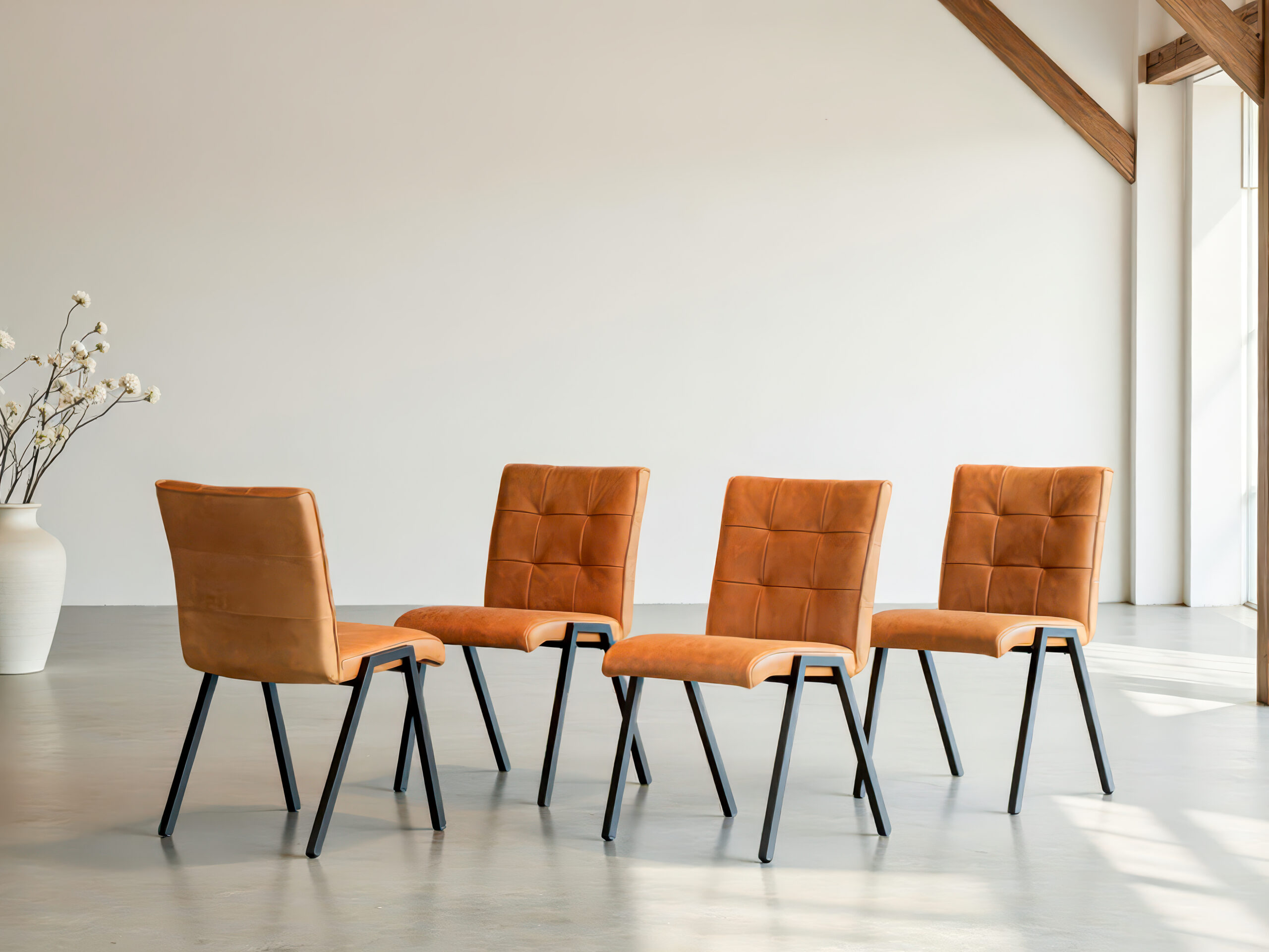 Leren eetkamerstoel met capitonstiksel in de rug met zwart frame