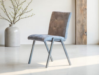 Tijdloze blauwe stoel zonder armleuningen met stiksel in rugleuning