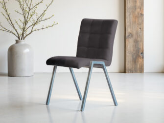 Donkergrijze stoffen eetkamerstoel met stalen onderstel