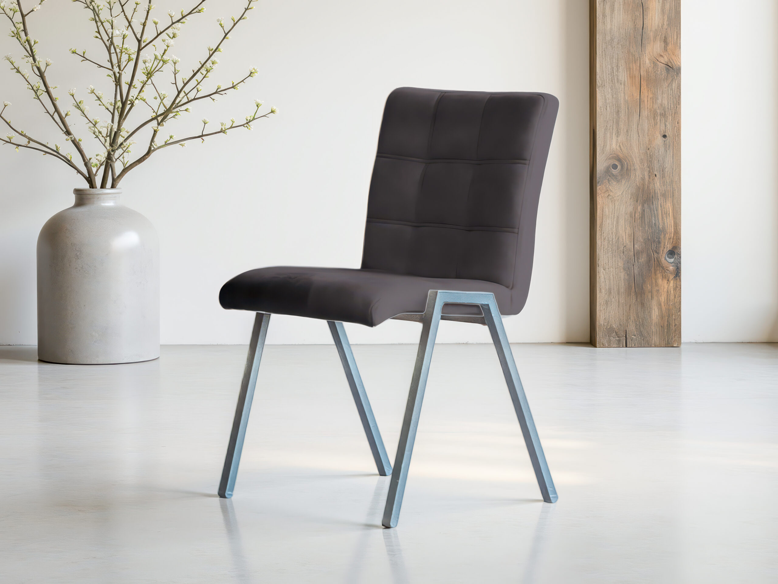 Donkergrijze stoffen eetkamerstoel met stalen onderstel