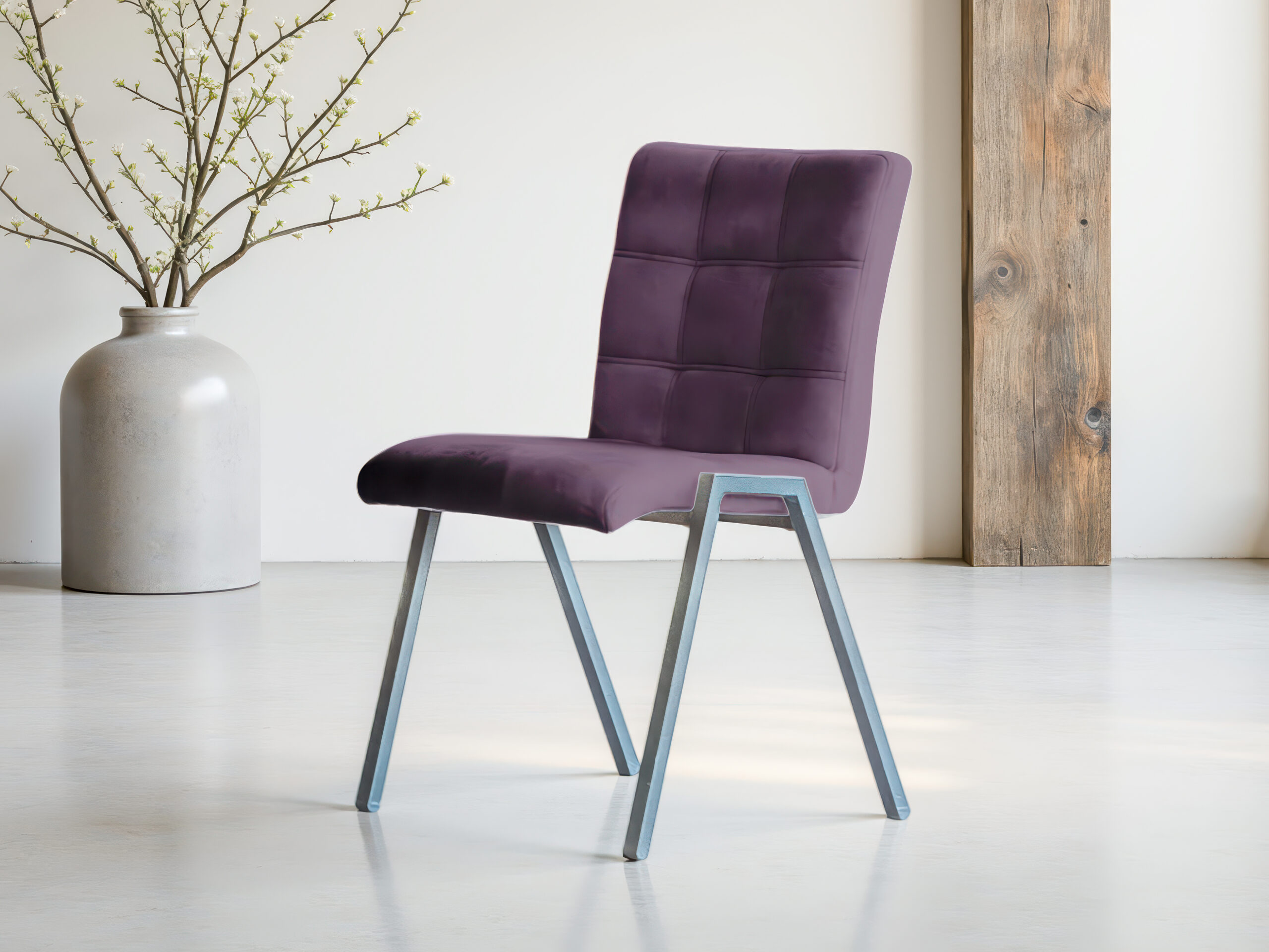 Paarse eetkamerstoel met metalen poten en moderne uitstraling