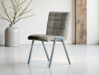 Lichtgrijze stoel in Scandinavische stijl