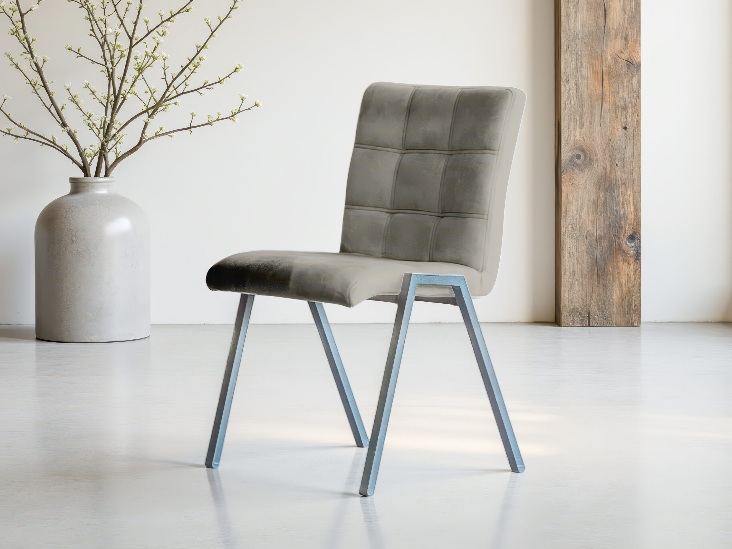 Lichtgrijze stoel in Scandinavische stijl