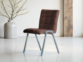 Bruine eetkamerstoel met warme tint