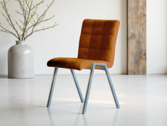 Cognacbruine stoel met retro design en metalen onderstel