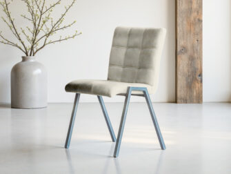 Zandkleurige moderne stoel met stevige bekleding