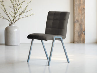 Donkergroene eetkamerstoel met strak design