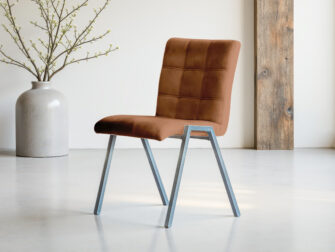 Cognac velvet stoel met metalen poten