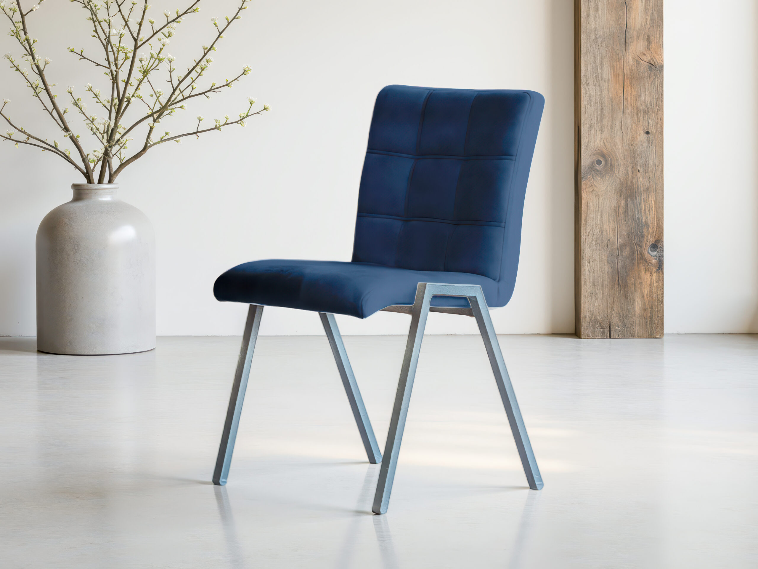 Navy blauwe stoel met comfortabele rugleuning