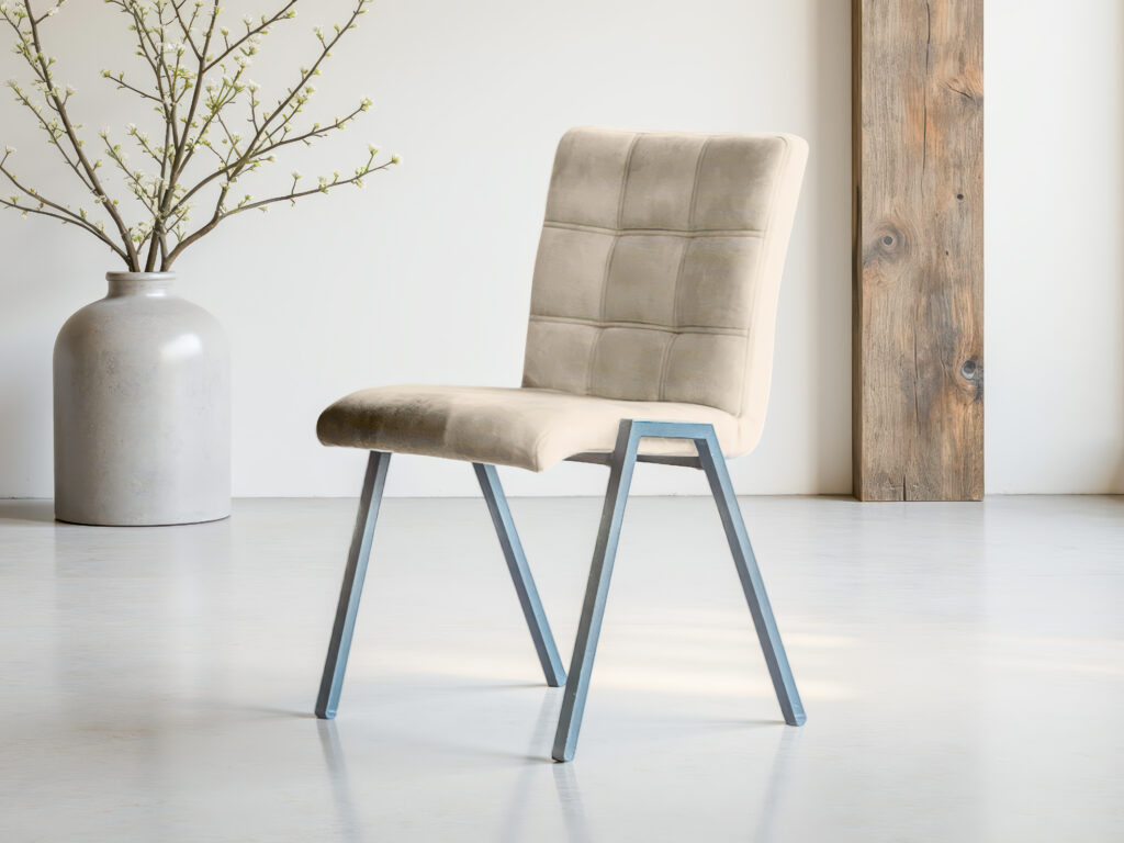 Crèmekleurige fluwelen stoel met industriële look