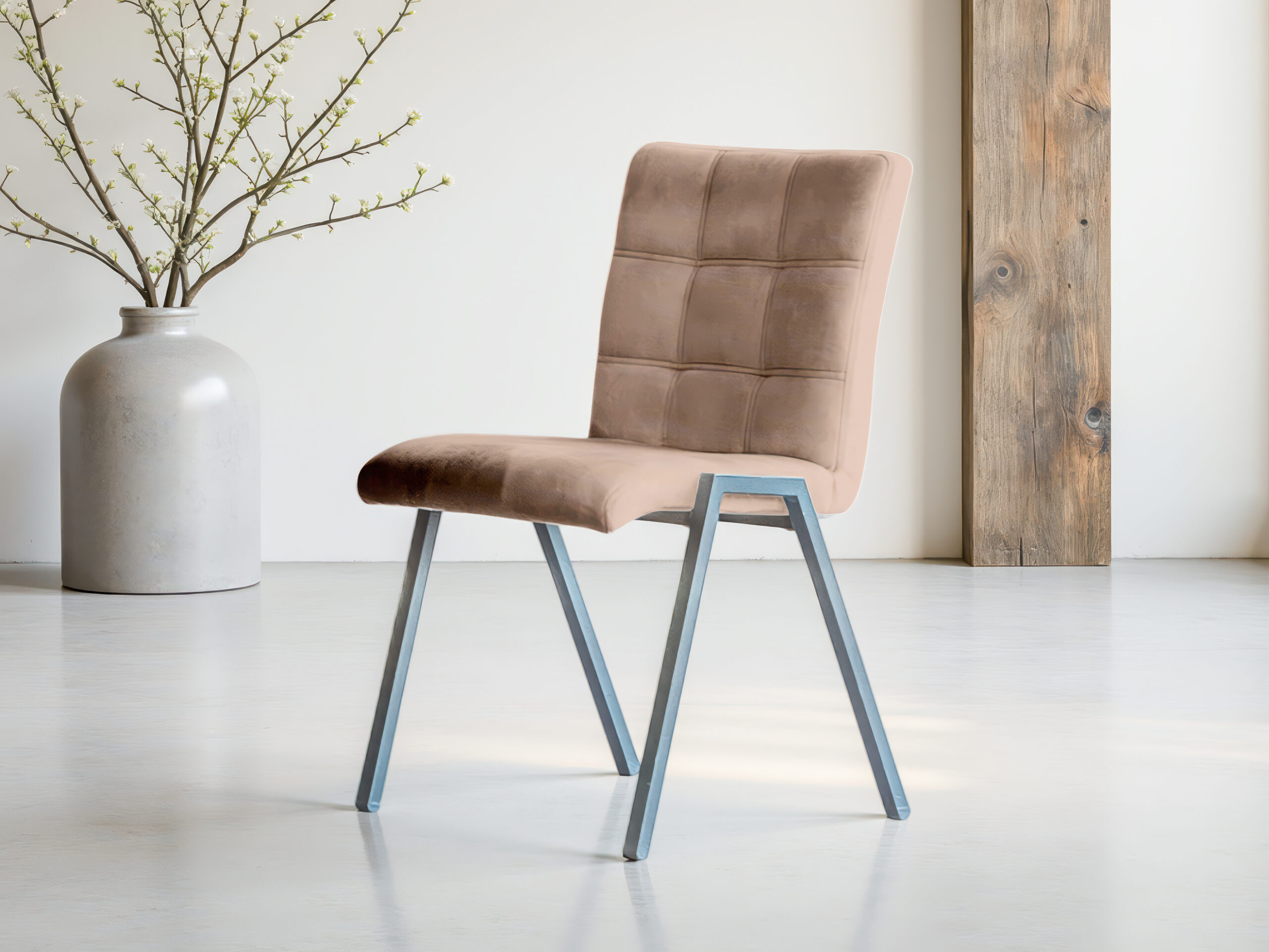 Lichtbruine stoffen stoel voor moderne eetkamer