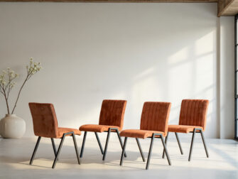 Bruine eetkamerstoel met verticale rugstiksels en zwart metalen frame