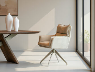 stevige eetkamerstoel met luxe stof en vierpotige draaivoet