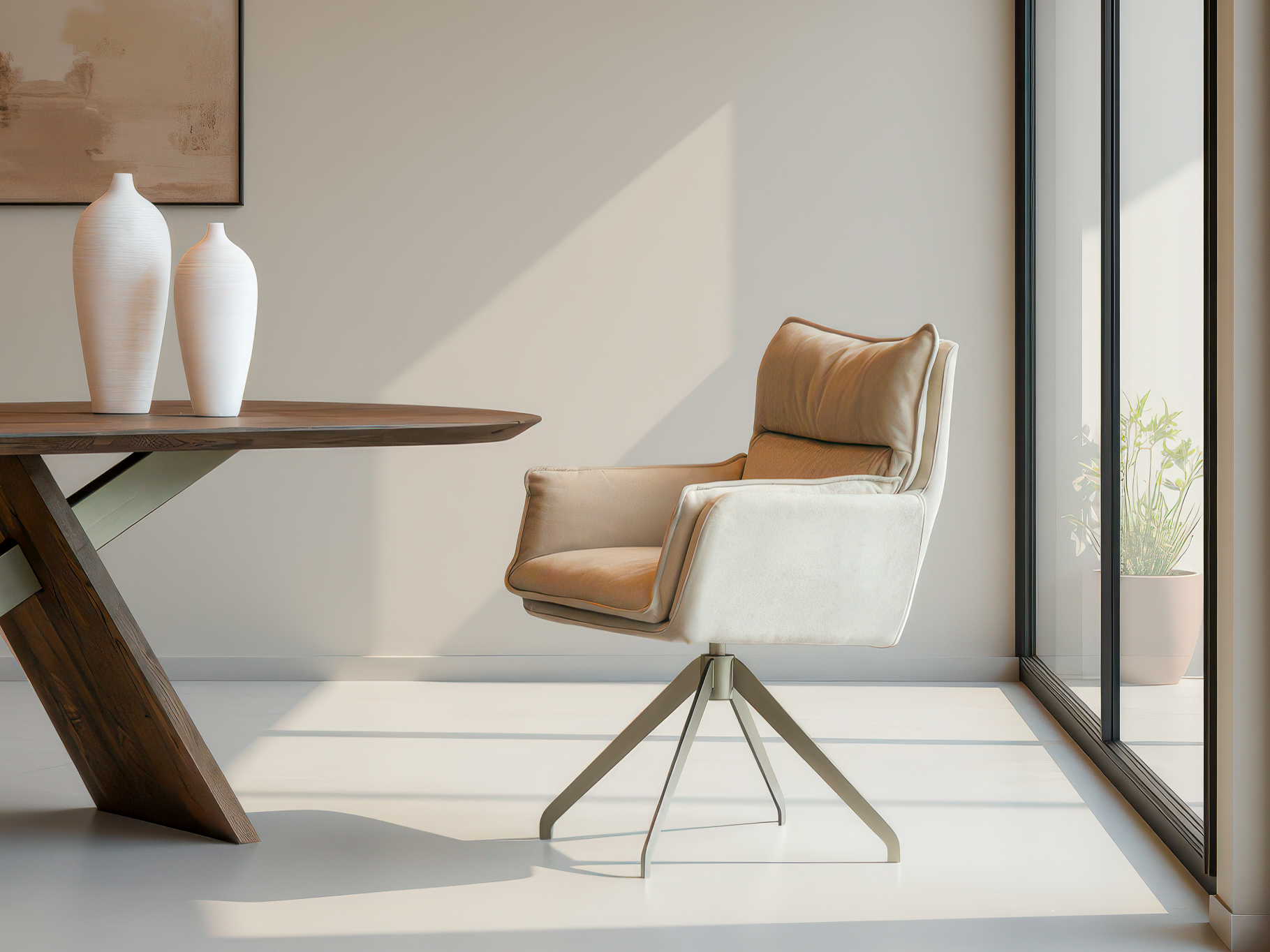 stevige eetkamerstoel met luxe stof en vierpotige draaivoet