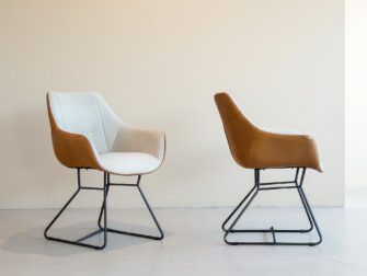 Eetkamerstoelen Genève - achterkant grenada leer sahara - voorkant guard naturel