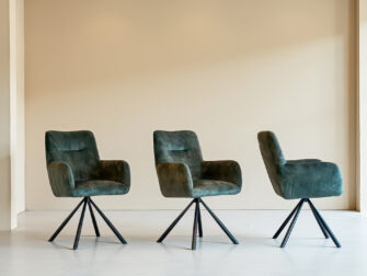 Eetkamerstoelen Santorini - adore hunter - onderstel d - metaalkleur zwart Eetkamerstoelen Santorini - adore hunter - onderstel d - metaalkleur zwart